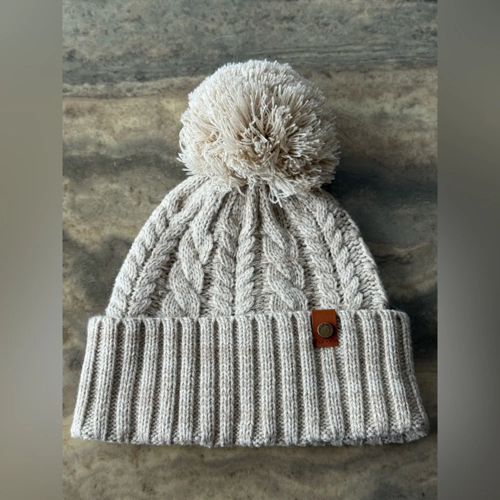 Frye & Co Cable Knit Beanie Pom Pom Hat Oatmeal NWT Fits Teens/ Small